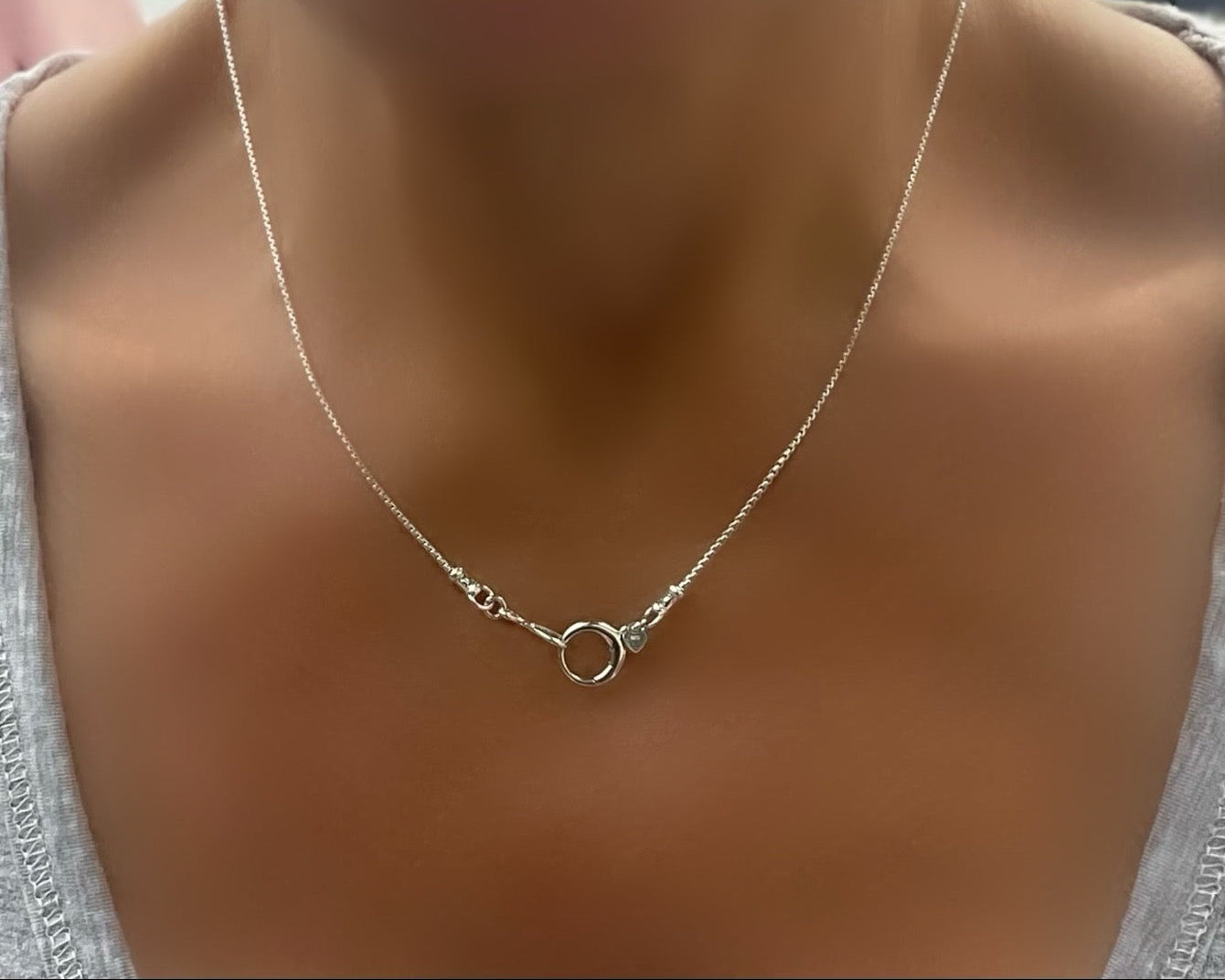 Necklace with a circular pendant 